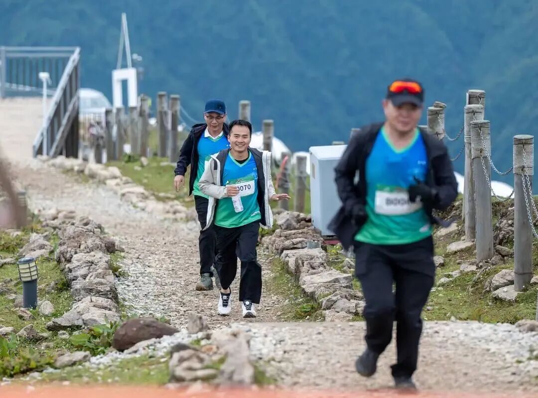 媒体聚焦 | 踏云揽胜，向上同行！“登超”牛背山站圆满举行，全民攀登热潮持续升温